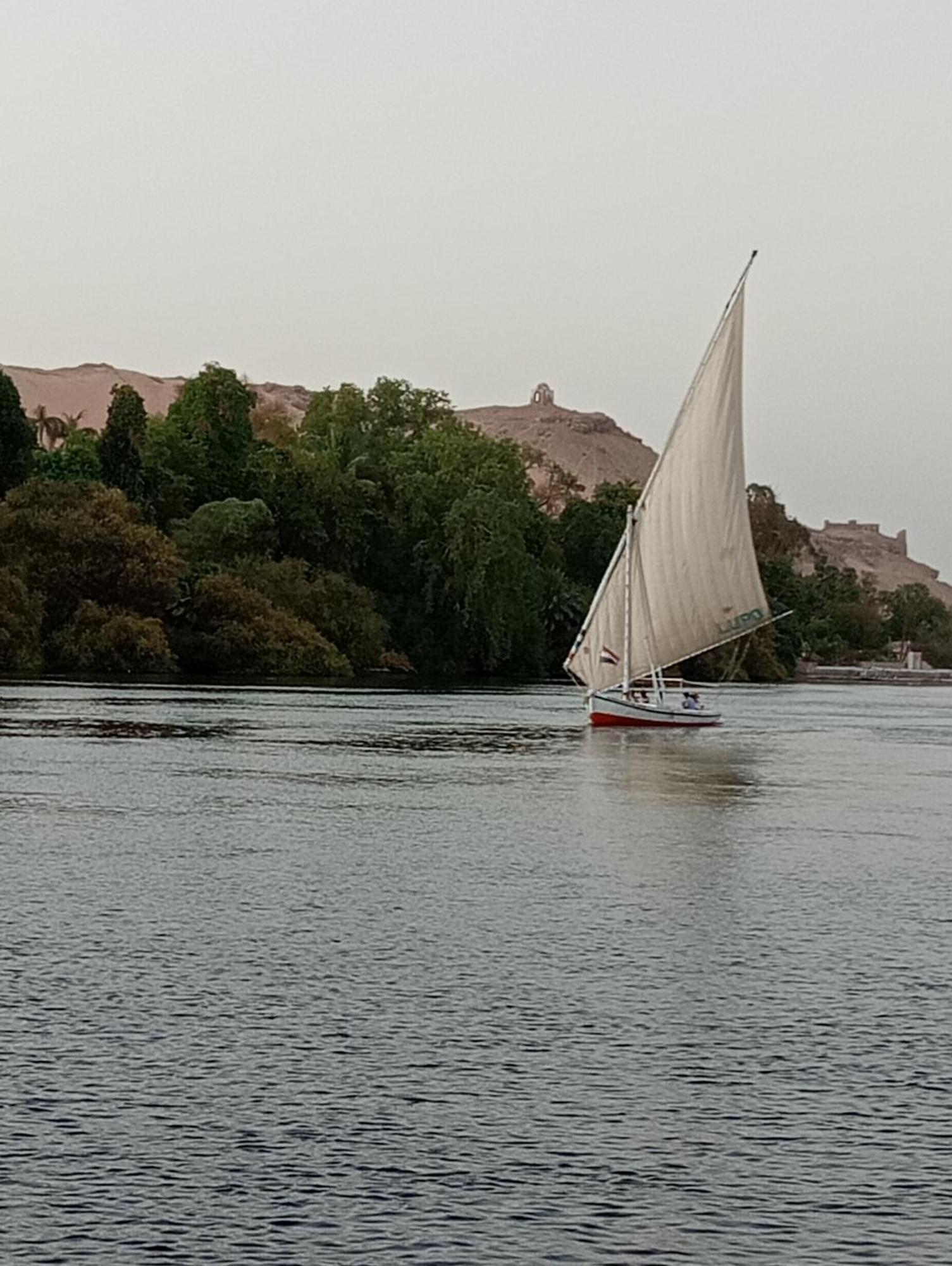 Houseboat Hotel And Nile Cruises Zainoba Assuan Exterior foto